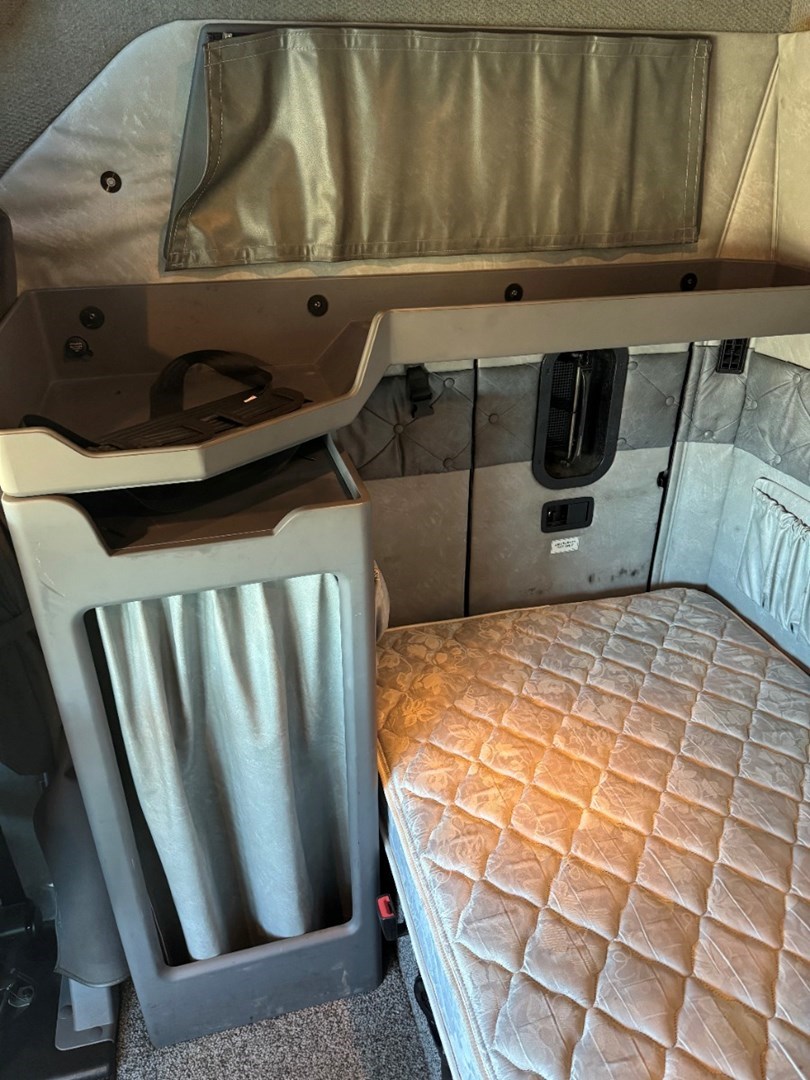 2016 MACK CXU613 - USED TRUCKS SLEEPER - image 19